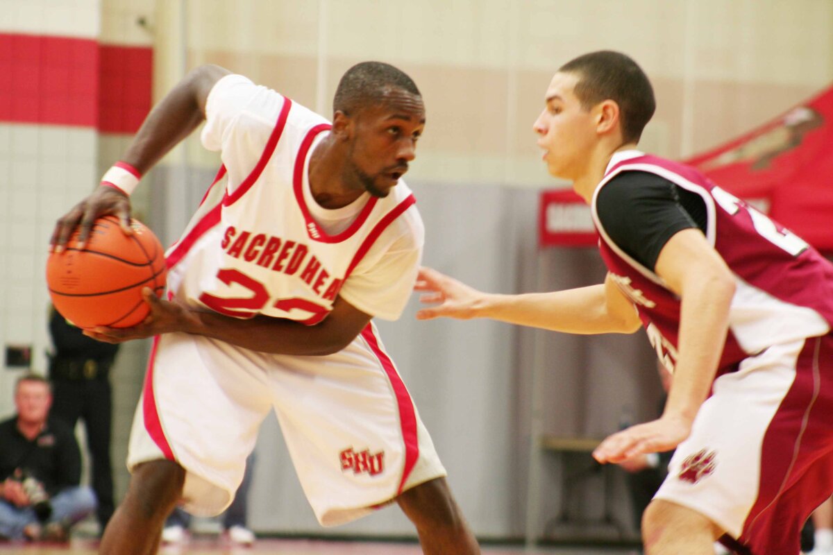 UPDATE » FOTO » Colegii baschetbalistului decedat s-au strîns la sala de antrenament din Giurgiu