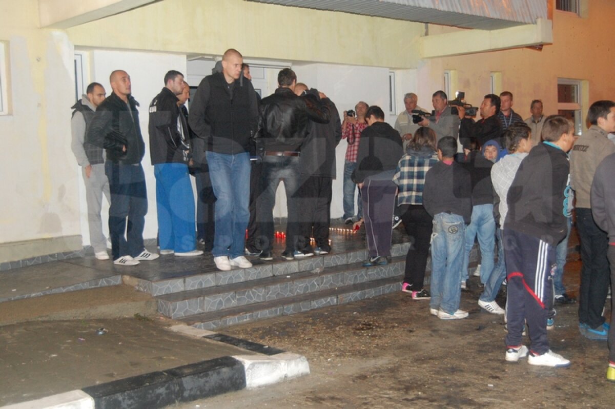 UPDATE » FOTO » Colegii baschetbalistului decedat s-au strîns la sala de antrenament din Giurgiu