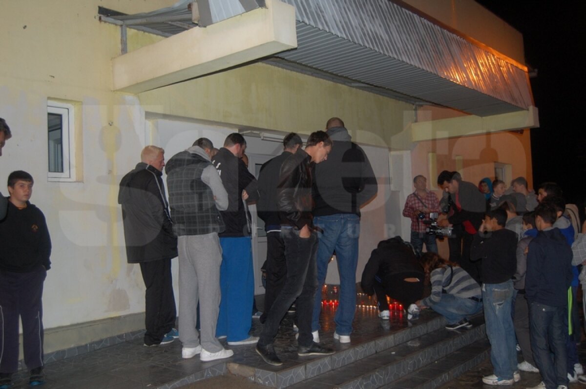 UPDATE » FOTO » Colegii baschetbalistului decedat s-au strîns la sala de antrenament din Giurgiu