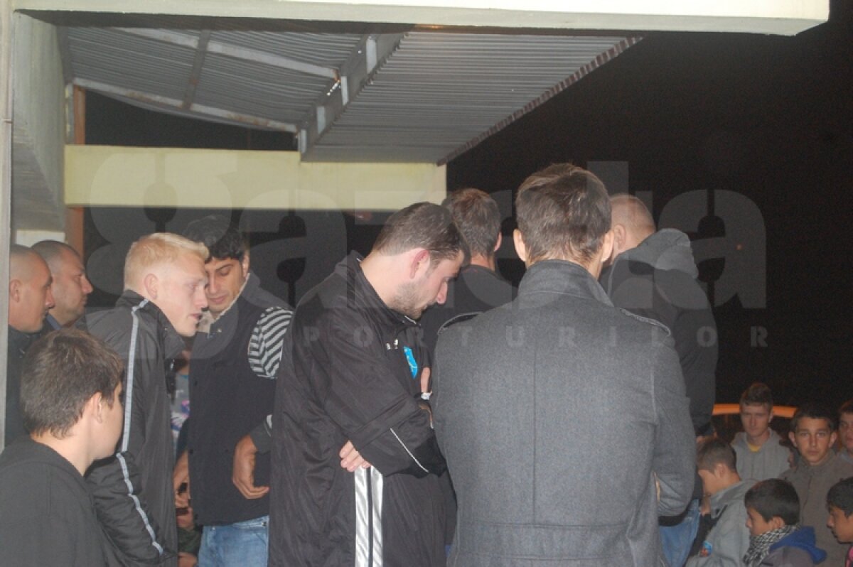 UPDATE » FOTO » Colegii baschetbalistului decedat s-au strîns la sala de antrenament din Giurgiu