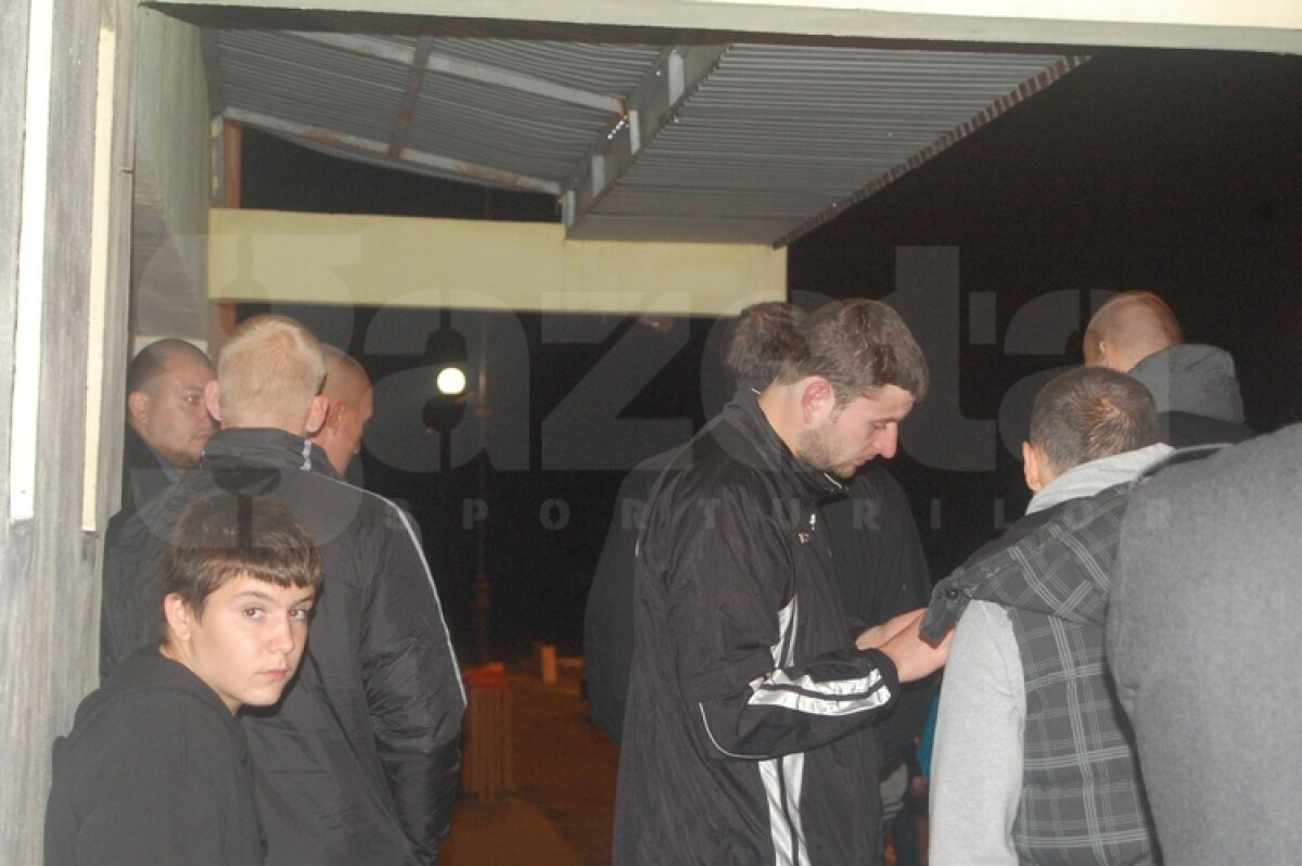 UPDATE » FOTO » Colegii baschetbalistului decedat s-au strîns la sala de antrenament din Giurgiu