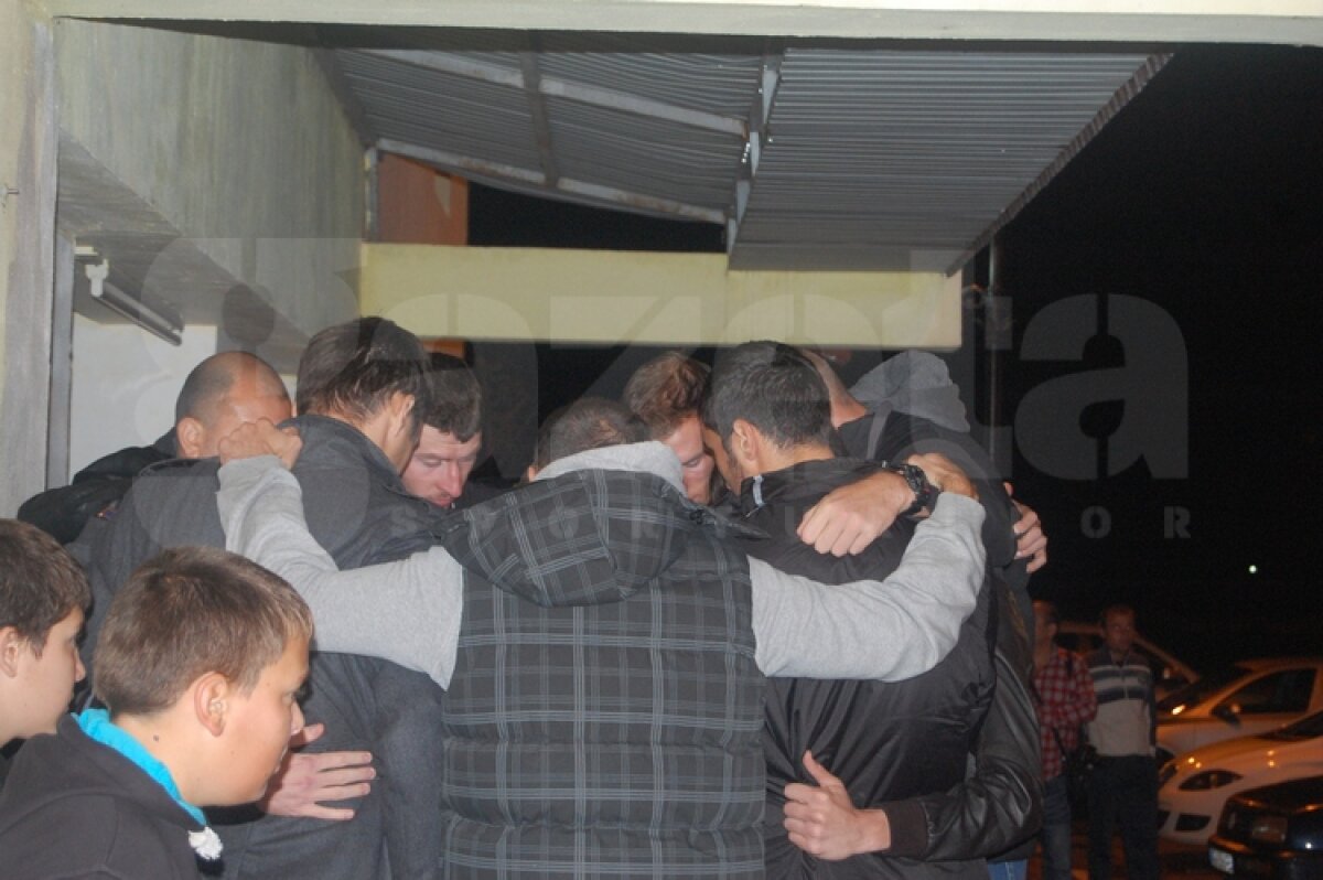 UPDATE » FOTO » Colegii baschetbalistului decedat s-au strîns la sala de antrenament din Giurgiu