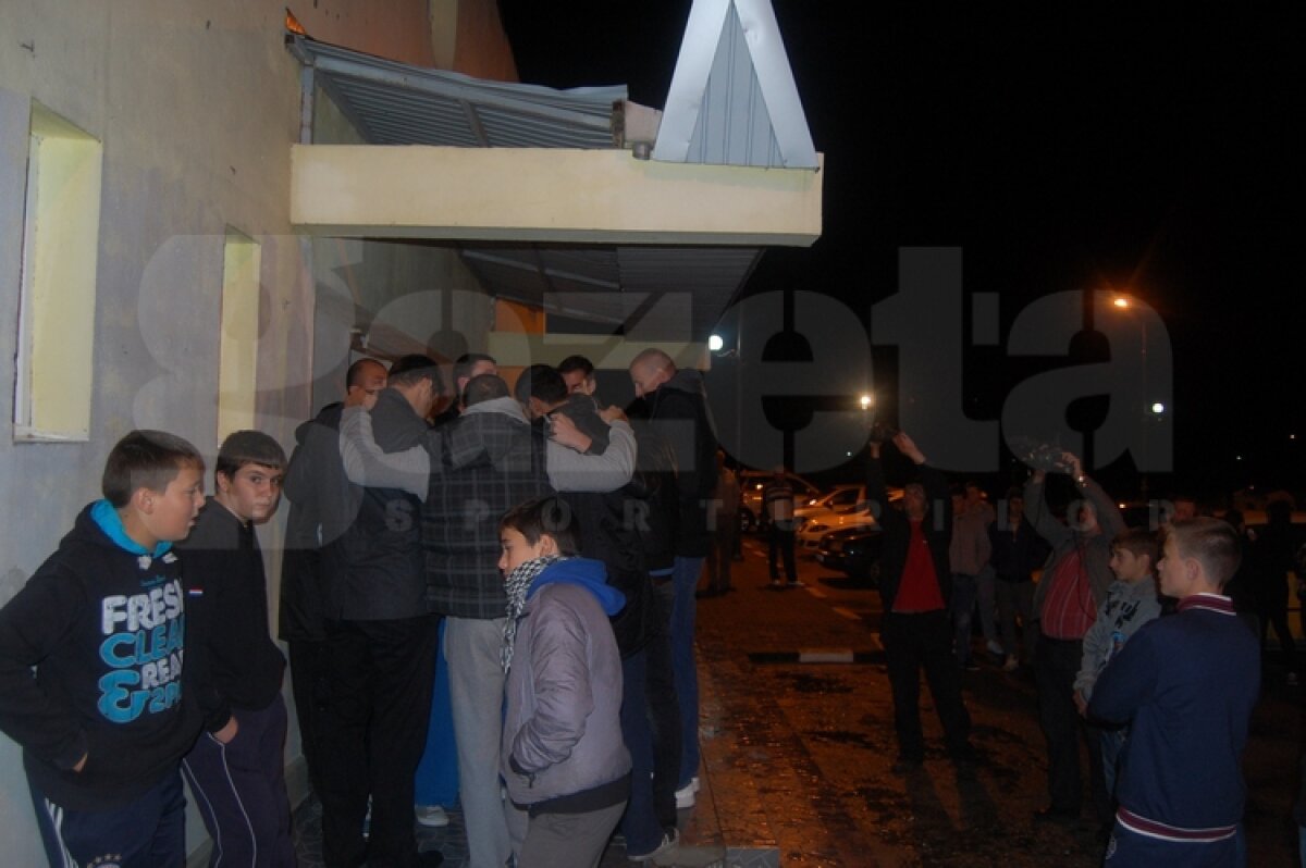 UPDATE » FOTO » Colegii baschetbalistului decedat s-au strîns la sala de antrenament din Giurgiu