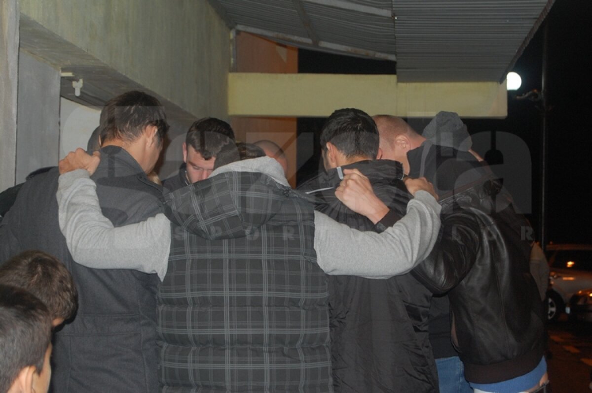UPDATE » FOTO » Colegii baschetbalistului decedat s-au strîns la sala de antrenament din Giurgiu