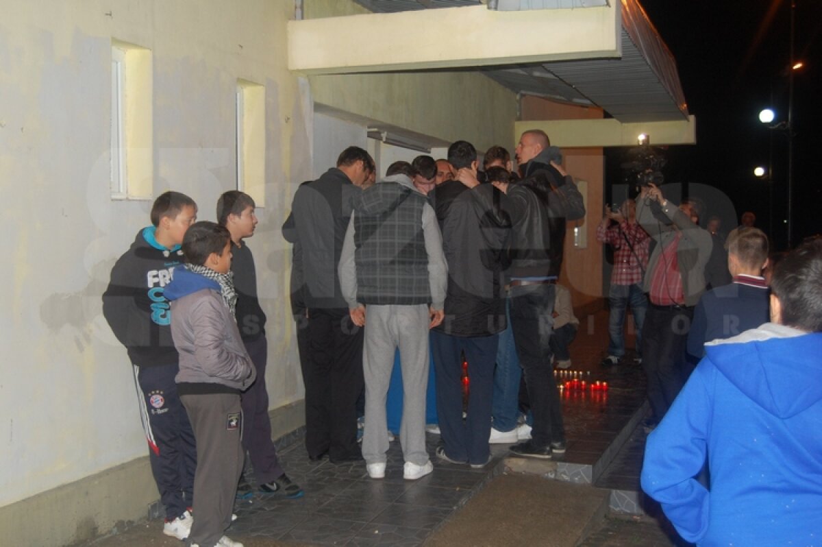 UPDATE » FOTO » Colegii baschetbalistului decedat s-au strîns la sala de antrenament din Giurgiu