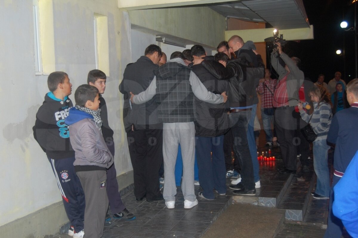 UPDATE » FOTO » Colegii baschetbalistului decedat s-au strîns la sala de antrenament din Giurgiu