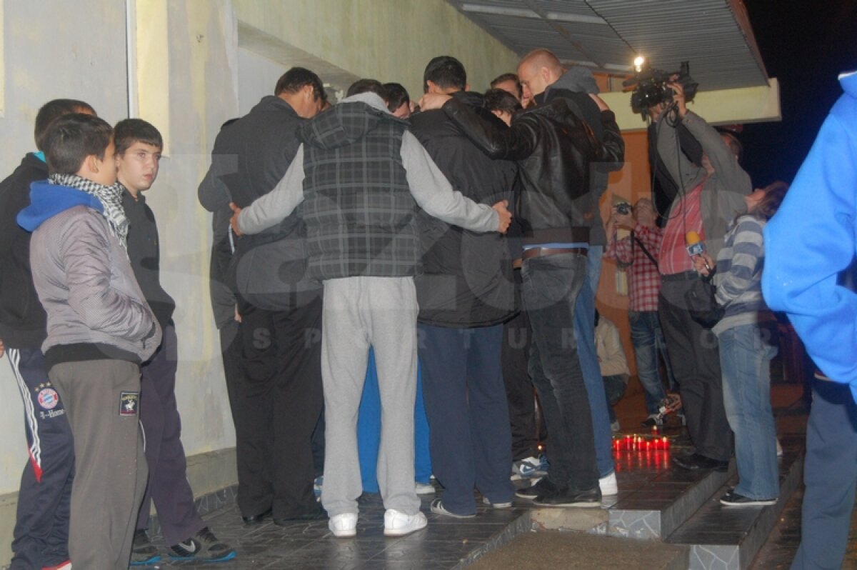 UPDATE » FOTO » Colegii baschetbalistului decedat s-au strîns la sala de antrenament din Giurgiu