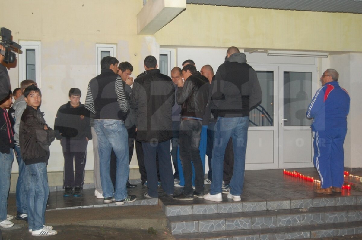 UPDATE » FOTO » Colegii baschetbalistului decedat s-au strîns la sala de antrenament din Giurgiu