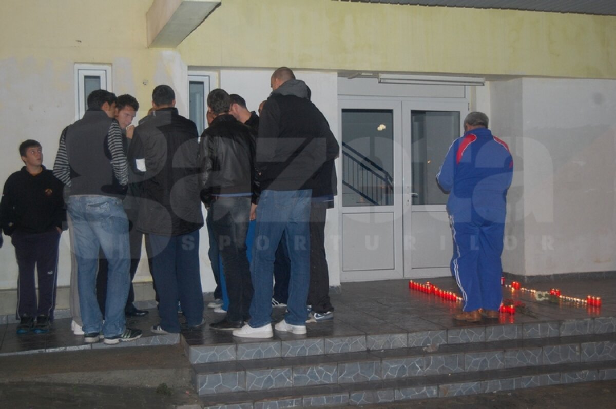UPDATE » FOTO » Colegii baschetbalistului decedat s-au strîns la sala de antrenament din Giurgiu