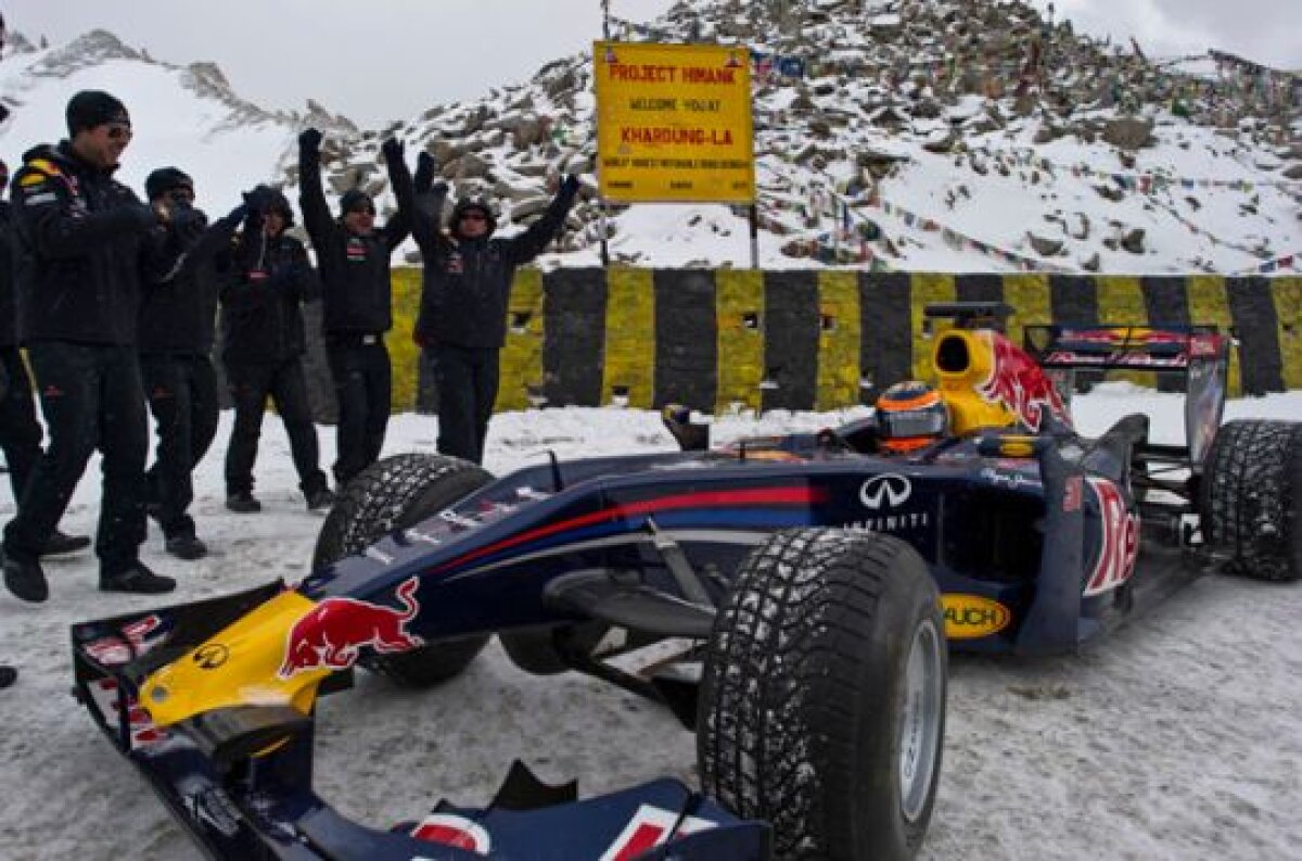 FOTO Record la înălţime » Cu maşina de Formula 1 pe Himalaya