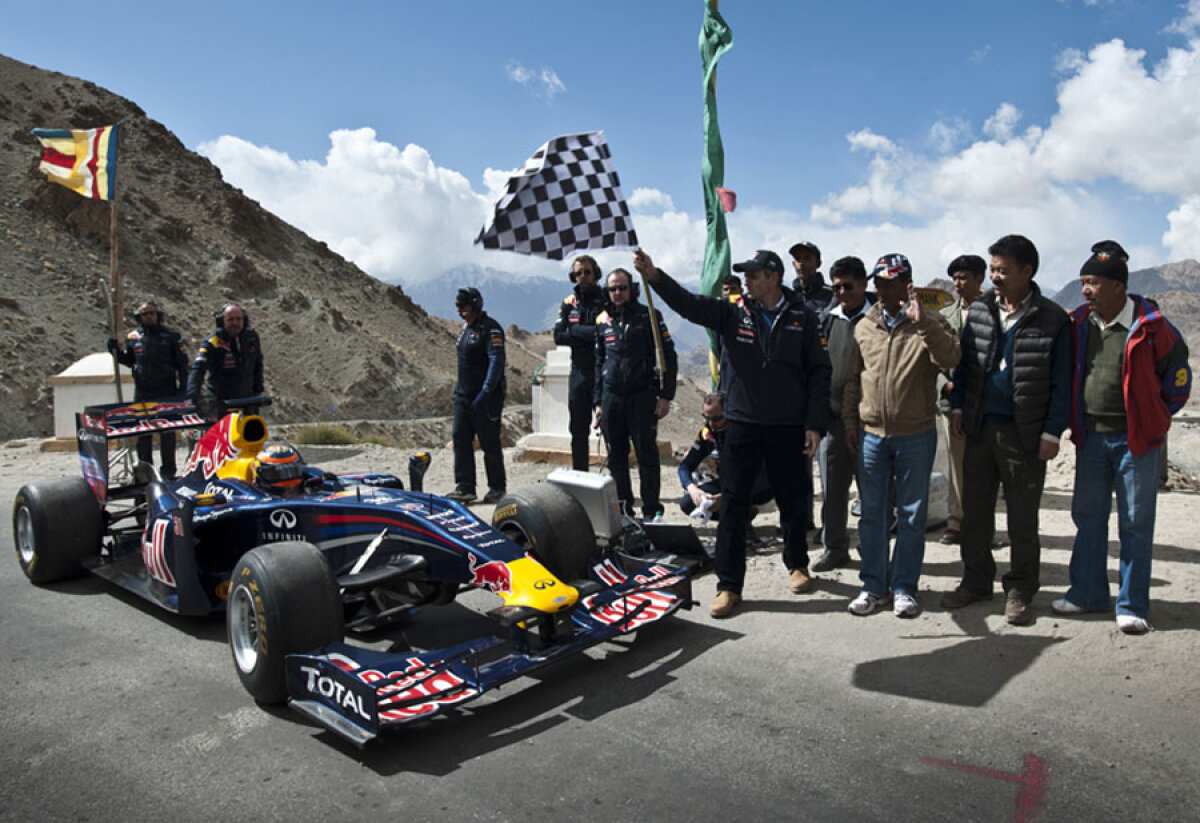 FOTO Record la înălţime » Cu maşina de Formula 1 pe Himalaya