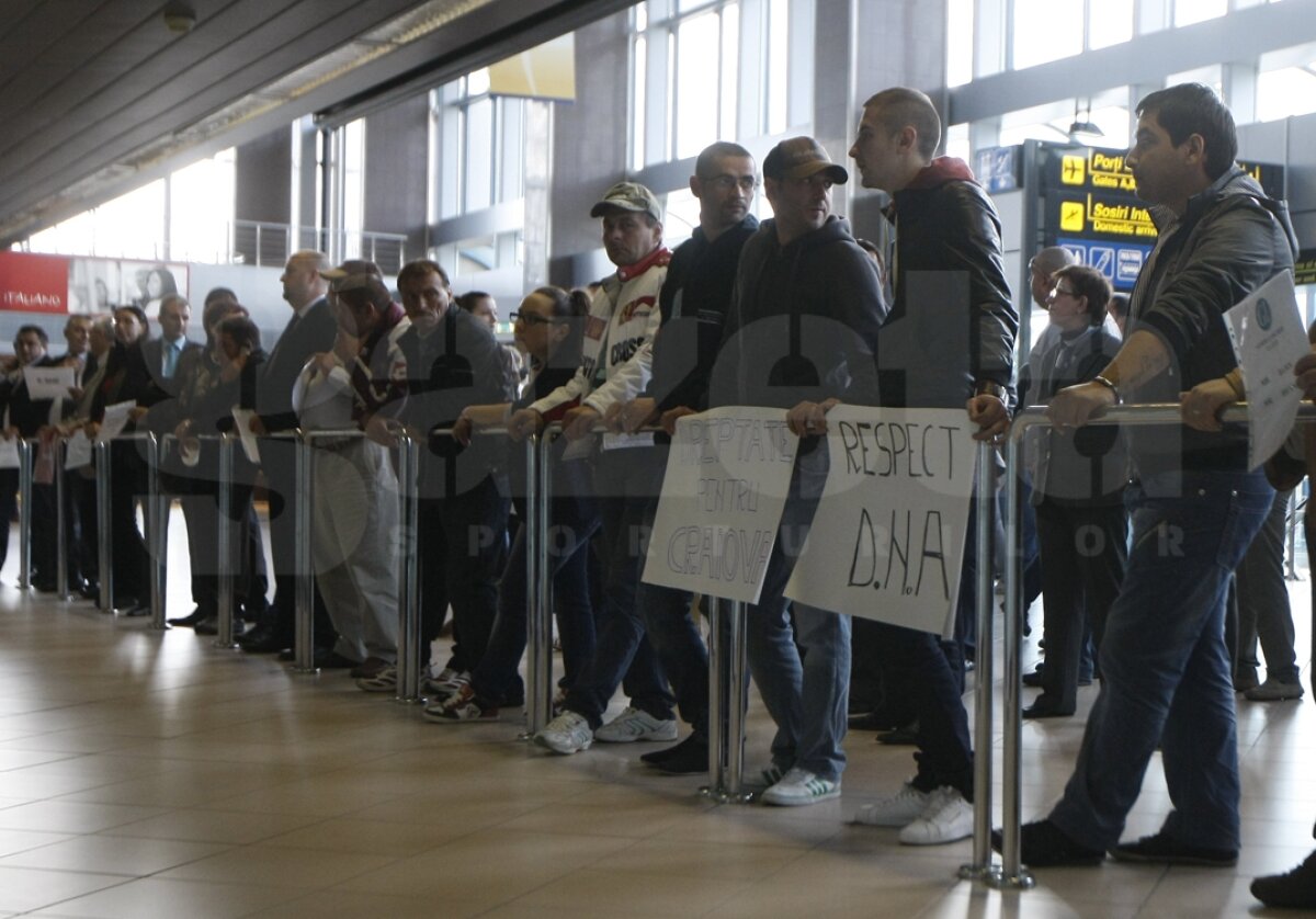 Fani ai Universităţii au protestat la sosirea delegaţiei României împotriva lui Sandu şi a lui Dragomir