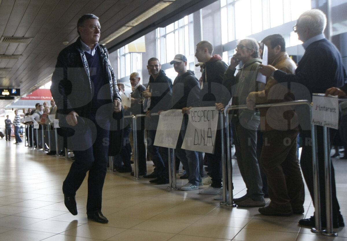 Fani ai Universităţii au protestat la sosirea delegaţiei României împotriva lui Sandu şi a lui Dragomir