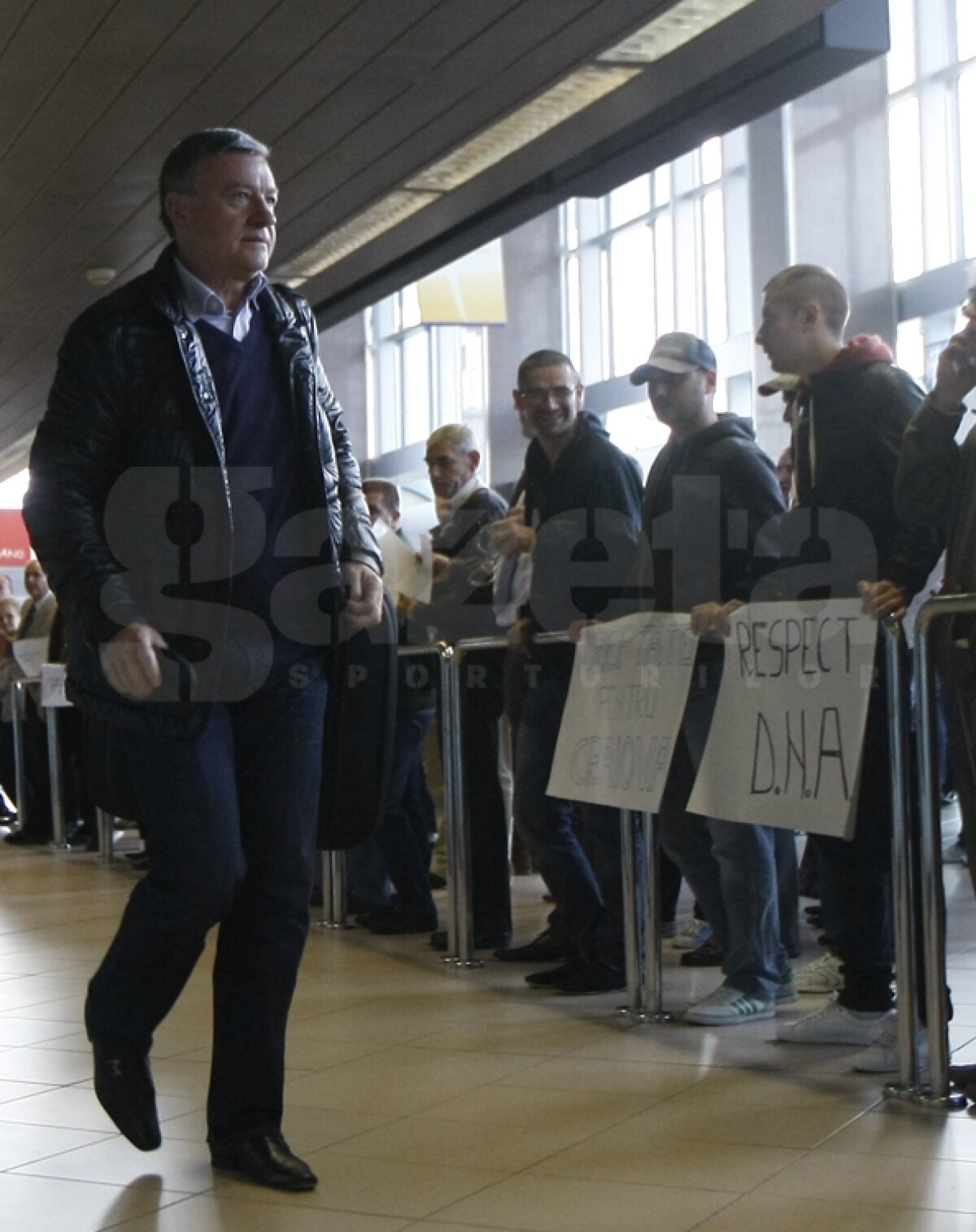 Fani ai Universităţii au protestat la sosirea delegaţiei României împotriva lui Sandu şi a lui Dragomir