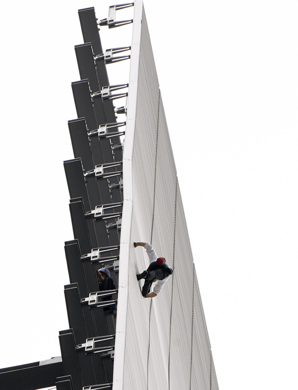 Incredibil chiar şi pentru "Spiderman". Alain Robert a escaladat hotelul Intercontinental în doar 15 minute!