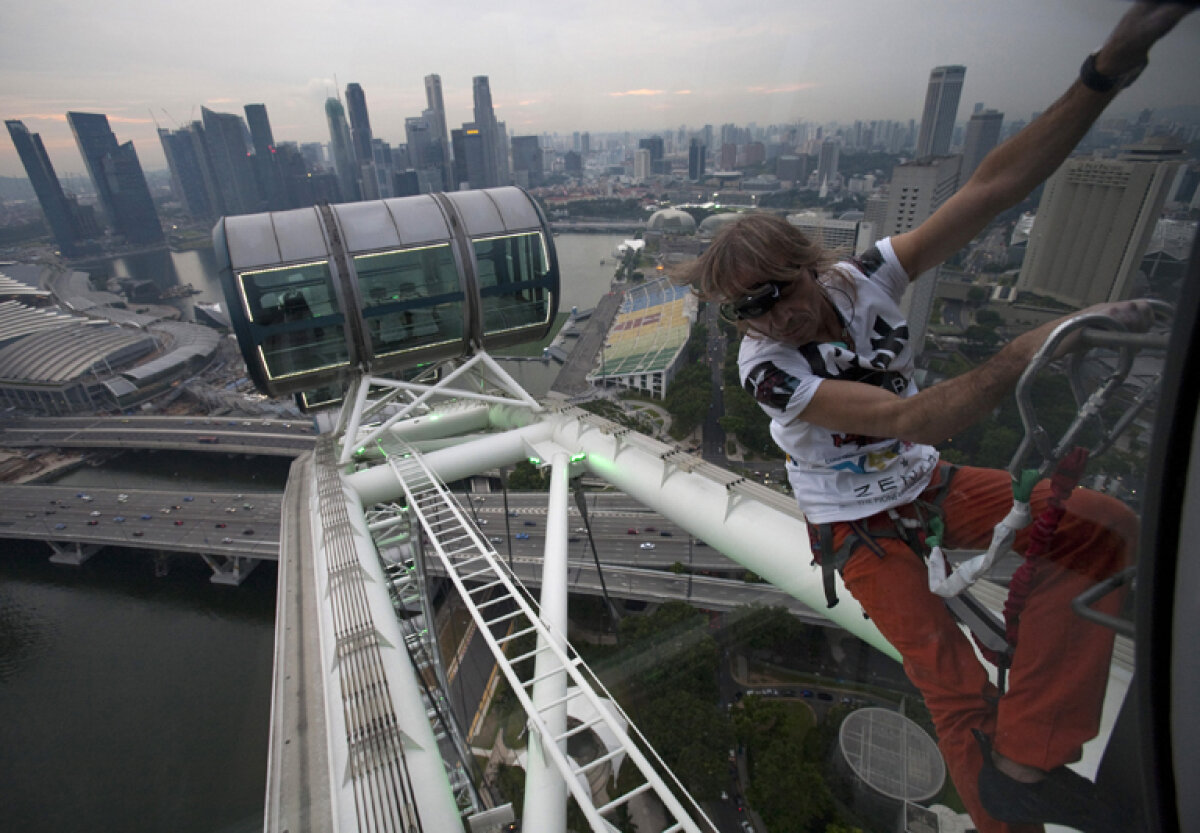 Incredibil chiar şi pentru "Spiderman". Alain Robert a escaladat hotelul Intercontinental în doar 15 minute!