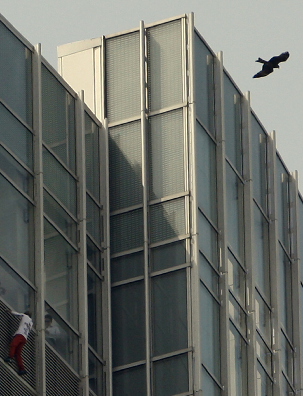 Incredibil chiar şi pentru "Spiderman". Alain Robert a escaladat hotelul Intercontinental în doar 15 minute!