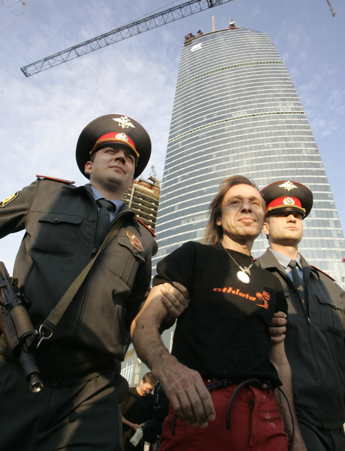 Incredibil chiar şi pentru "Spiderman". Alain Robert a escaladat hotelul Intercontinental în doar 15 minute!