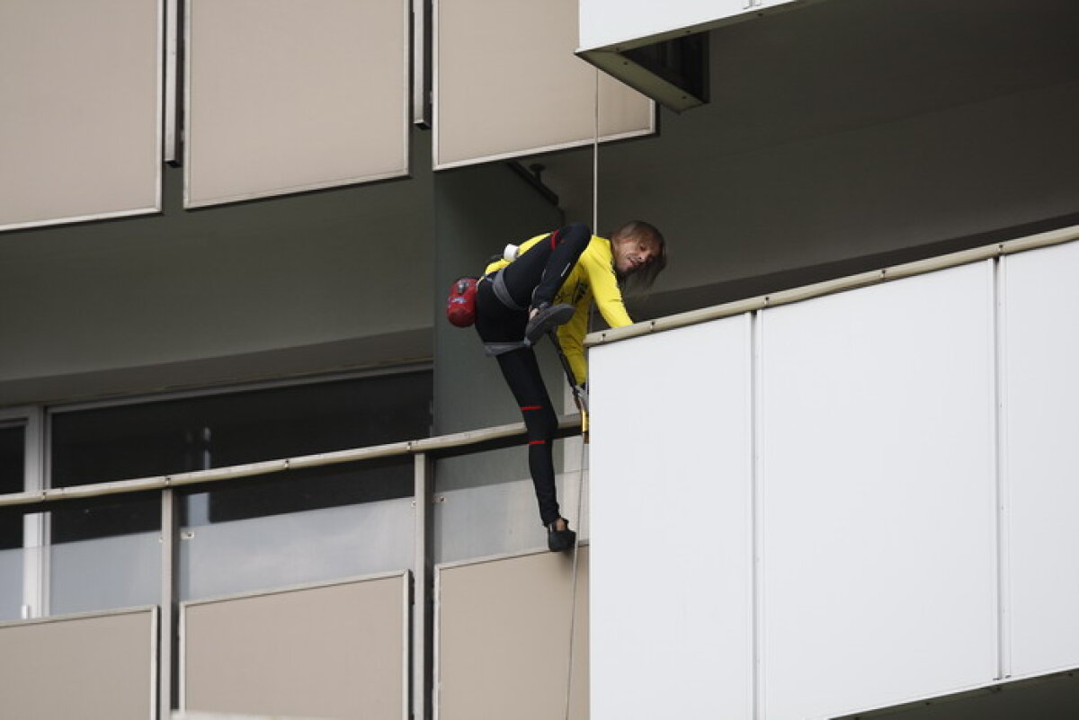 Incredibil chiar şi pentru "Spiderman". Alain Robert a escaladat hotelul Intercontinental în doar 15 minute!