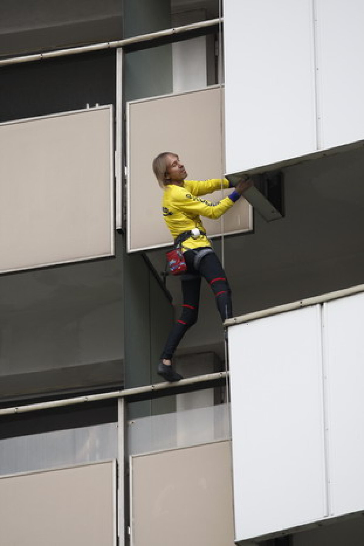 Incredibil chiar şi pentru "Spiderman". Alain Robert a escaladat hotelul Intercontinental în doar 15 minute!
