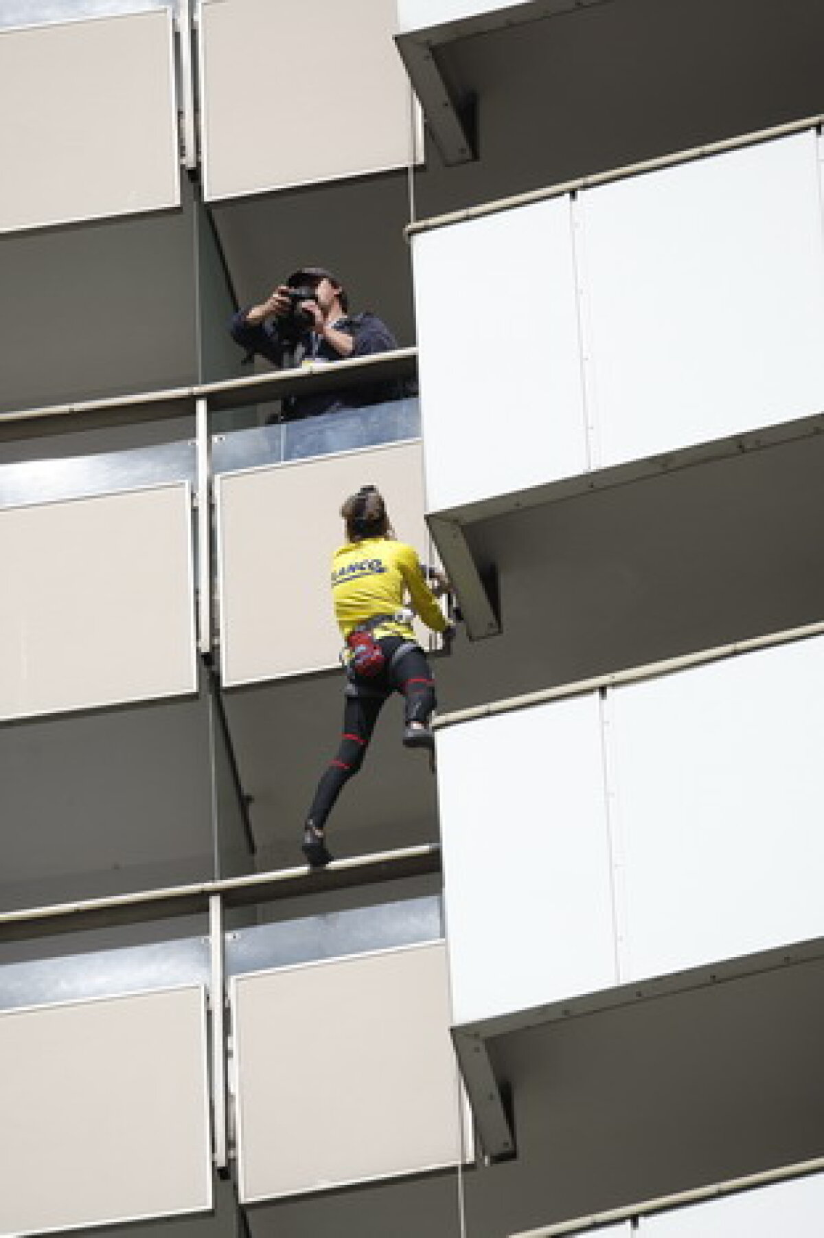 Incredibil chiar şi pentru "Spiderman". Alain Robert a escaladat hotelul Intercontinental în doar 15 minute!
