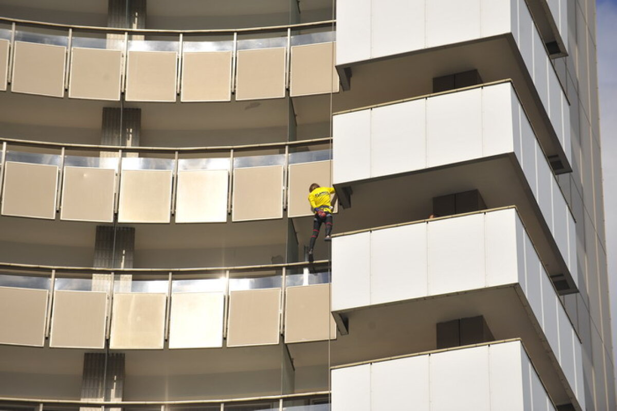 Incredibil chiar şi pentru "Spiderman". Alain Robert a escaladat hotelul Intercontinental în doar 15 minute!