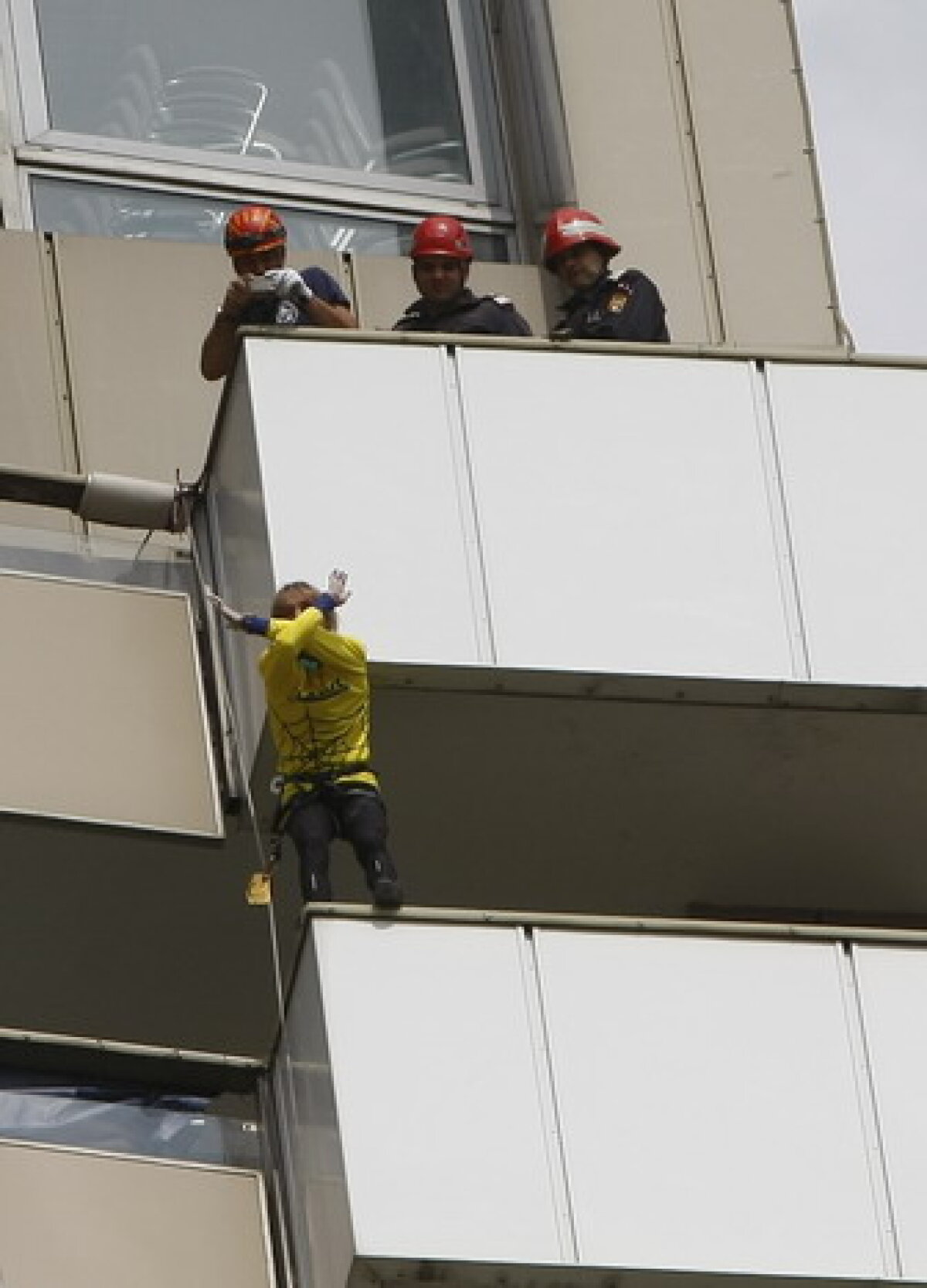 Incredibil chiar şi pentru "Spiderman". Alain Robert a escaladat hotelul Intercontinental în doar 15 minute!