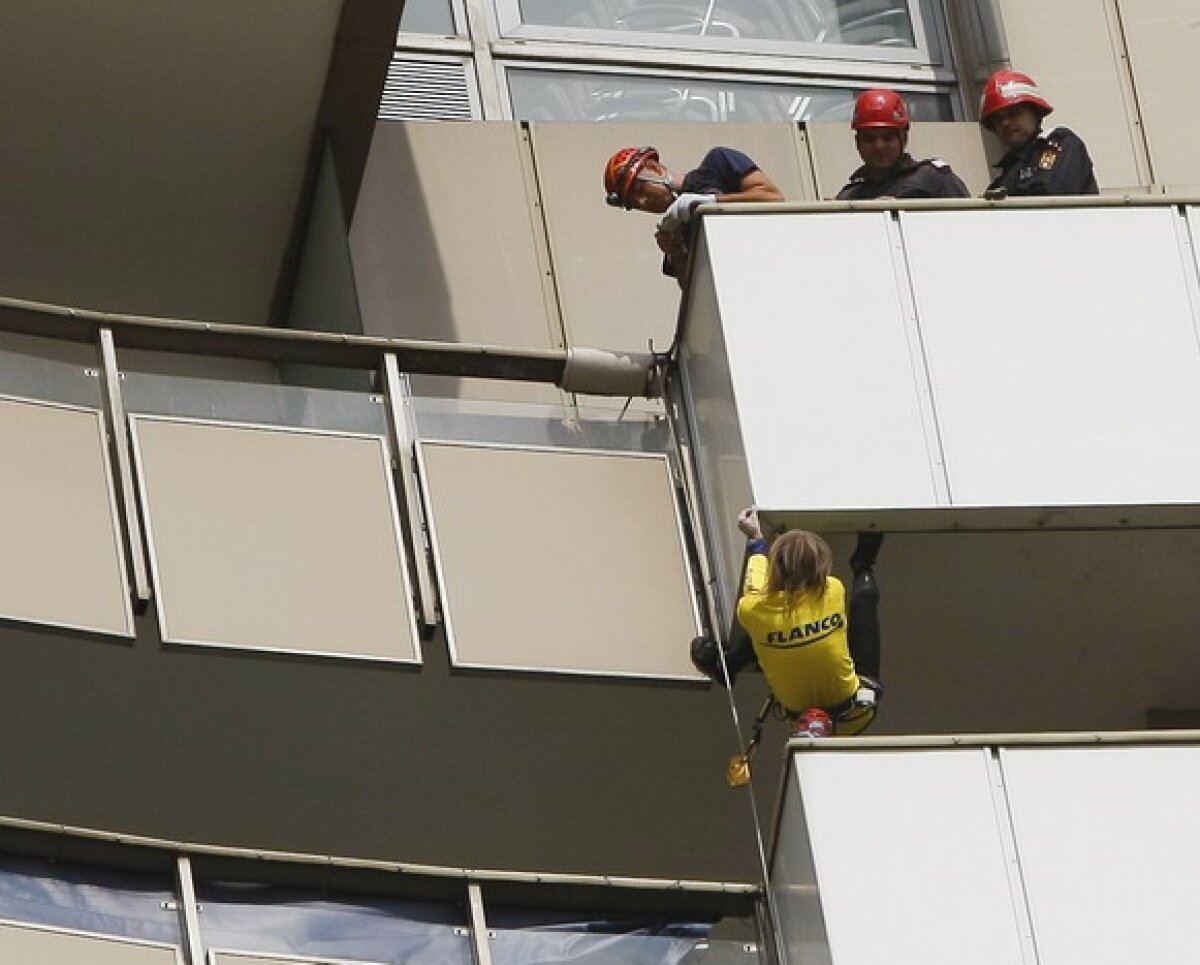Incredibil chiar şi pentru "Spiderman". Alain Robert a escaladat hotelul Intercontinental în doar 15 minute!