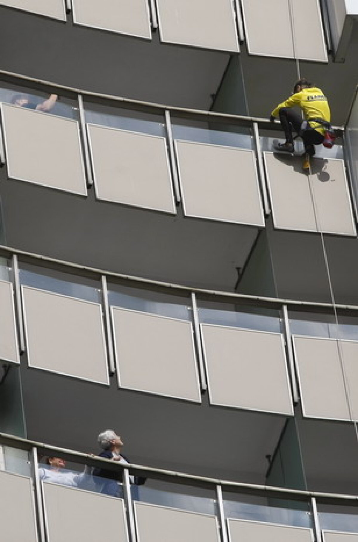 Incredibil chiar şi pentru "Spiderman". Alain Robert a escaladat hotelul Intercontinental în doar 15 minute!