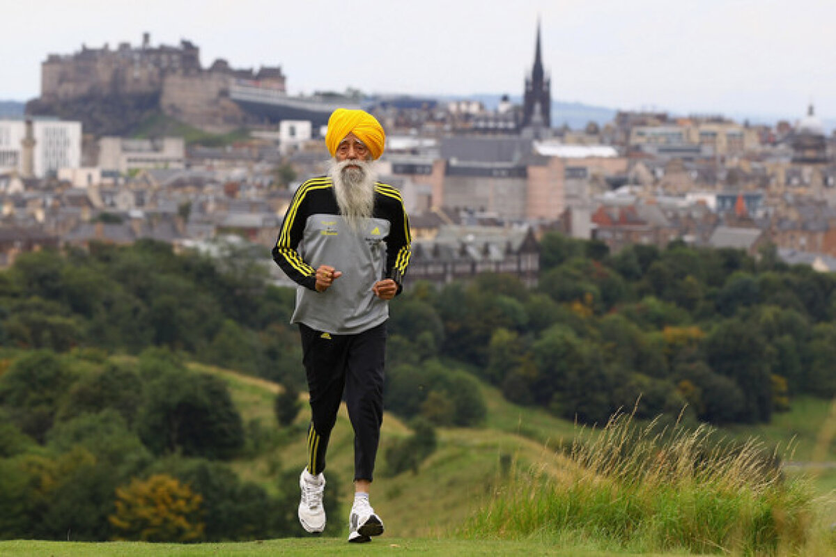 FOTO Fauja Singh a reuşit să termine maratonul de la Toroto, la vîrsta de 100 de ani