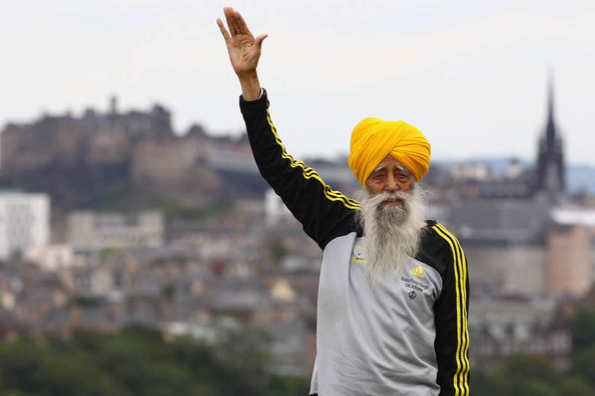 FOTO Fauja Singh a reuşit să termine maratonul de la Toroto, la vîrsta de 100 de ani