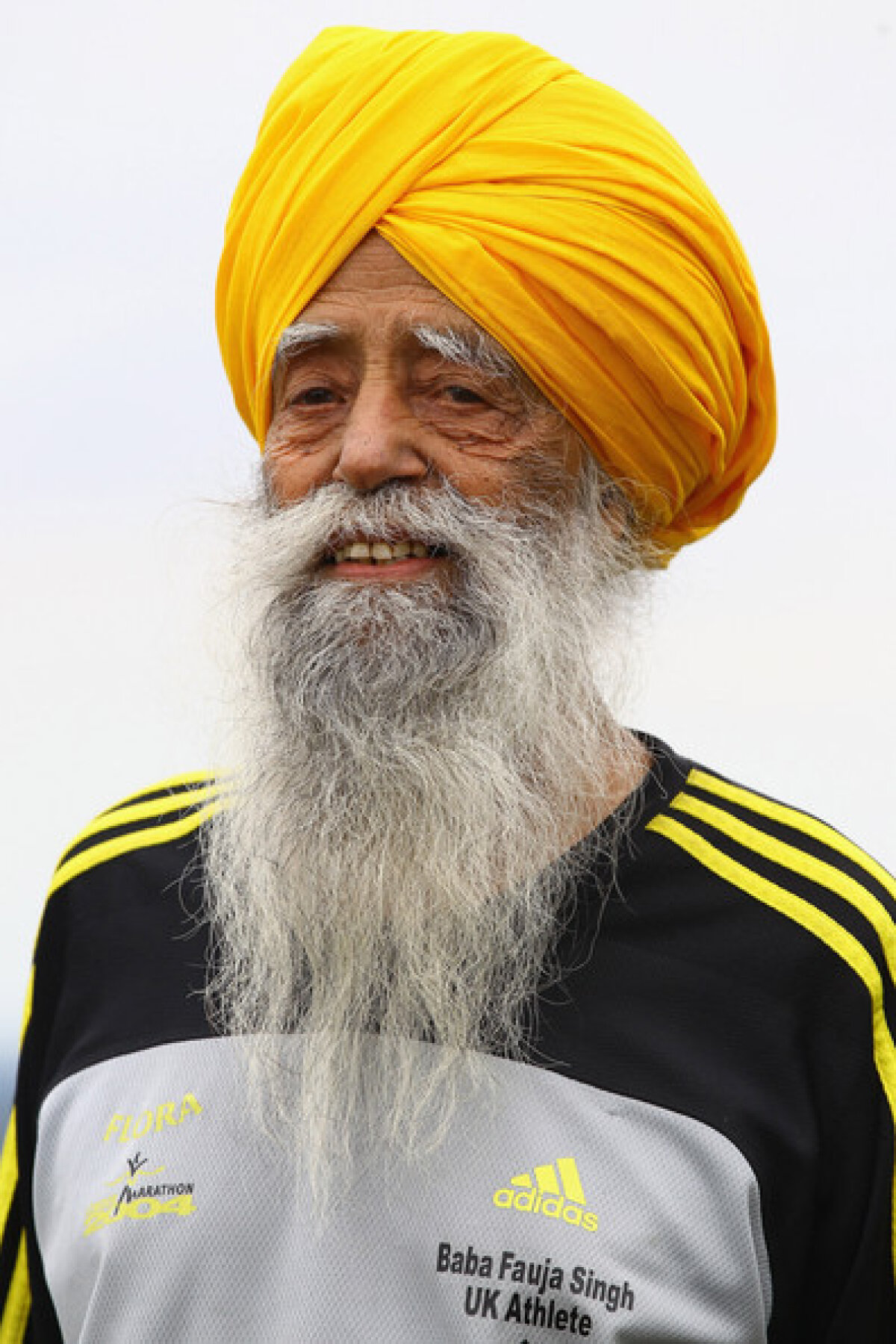 FOTO Fauja Singh a reuşit să termine maratonul de la Toroto, la vîrsta de 100 de ani