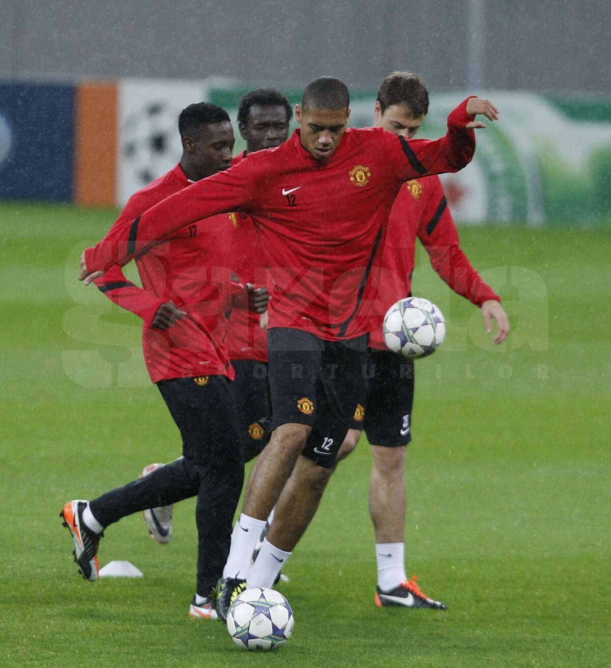 ﻿FOTO Manchester s-a antrenat pe o ploaie torenţială » Le-am băgat frigul în oase