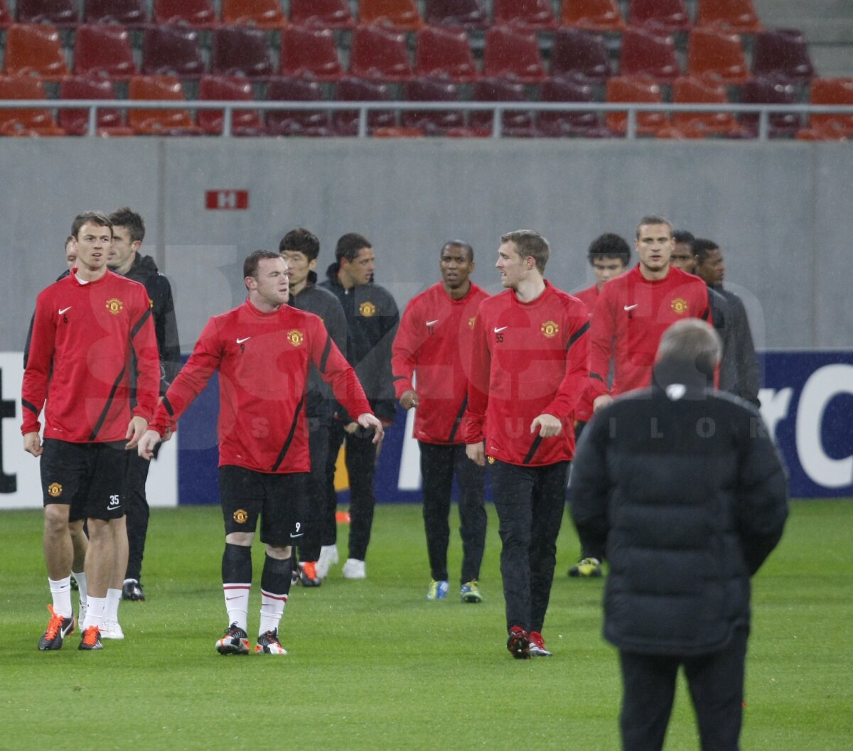 ﻿FOTO Manchester s-a antrenat pe o ploaie torenţială » Le-am băgat frigul în oase
