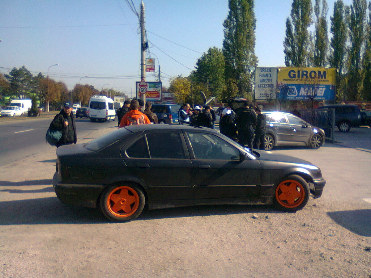 FOTO » ALARMĂ » Jandarmii îi filmează, percheziţionează şi pozează pe fanii polonezi care intră în Bucureşti