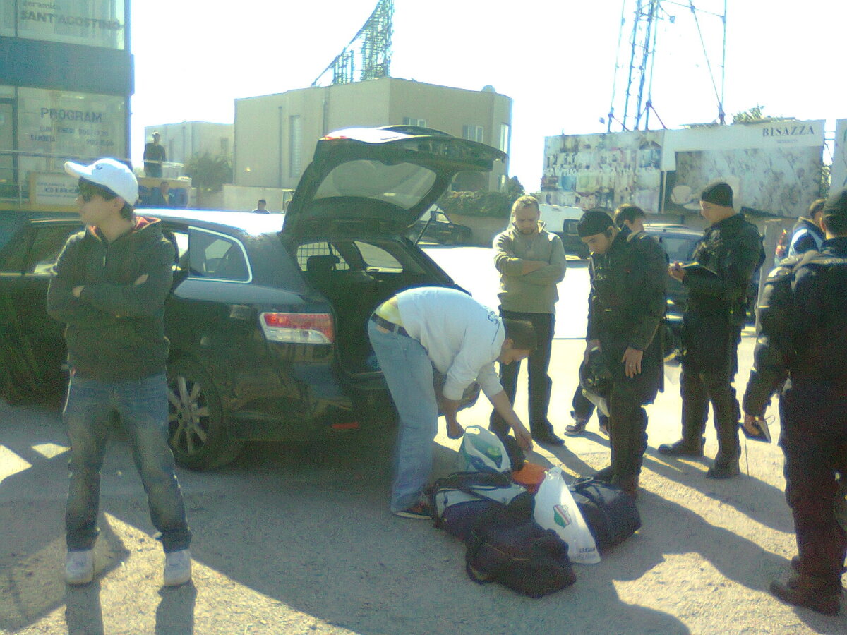 FOTO » ALARMĂ » Jandarmii îi filmează, percheziţionează şi pozează pe fanii polonezi care intră în Bucureşti