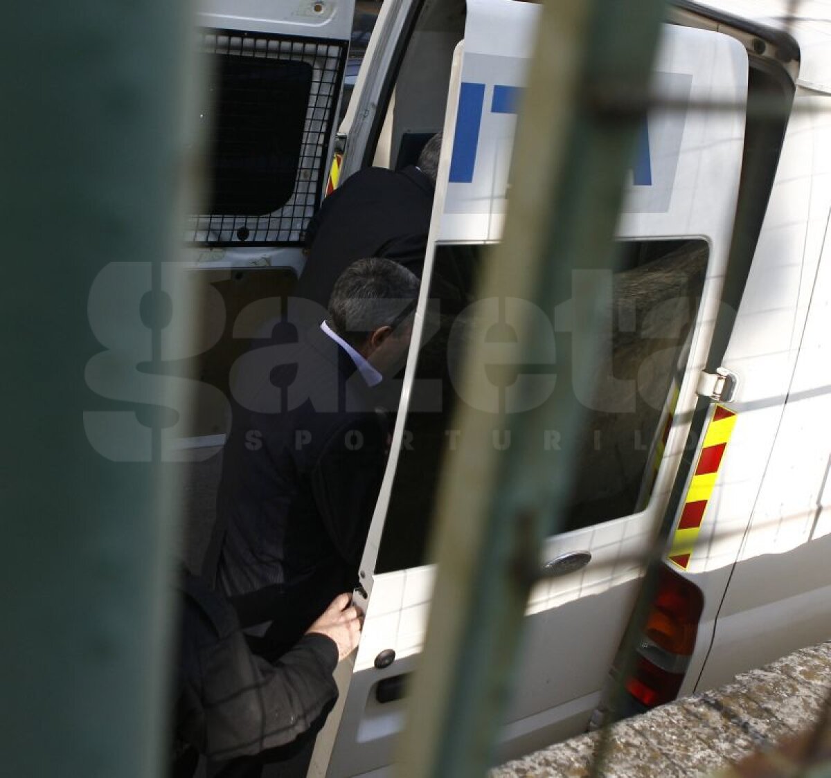 FOTO EXCLUSIV » Justiţia a decis: Avram şi Ţerbea rămîn în arest încă 60 de zile