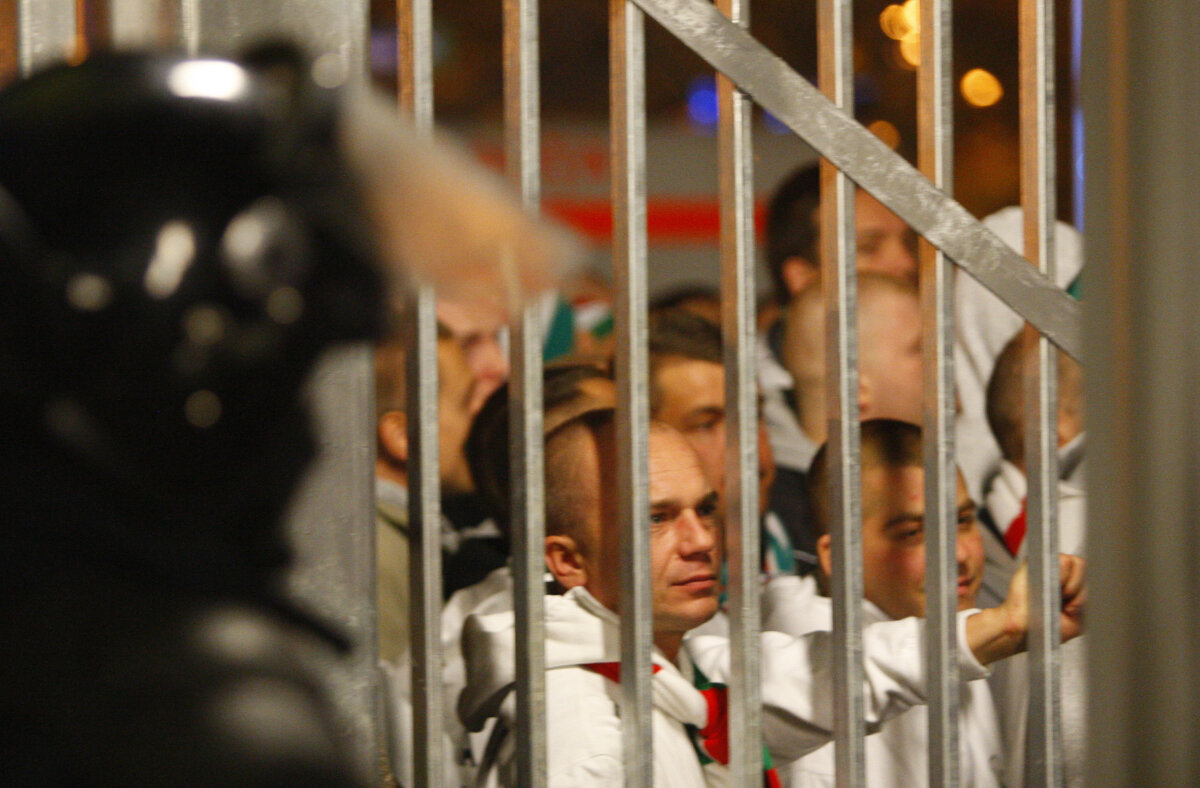 FOTO Un polonez şi-a pierdut cîteva degete după ce i-a explodat o petardă în mînă