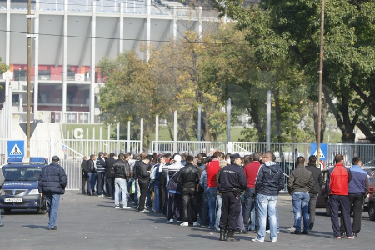 FOTO Foame de derby » Suporterii au făcut coadă la casele de bilete pentru Steaua - Rapid