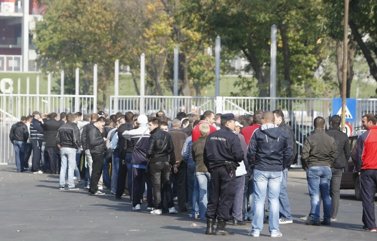 FOTO Foame de derby » Suporterii au făcut coadă la casele de bilete pentru Steaua - Rapid