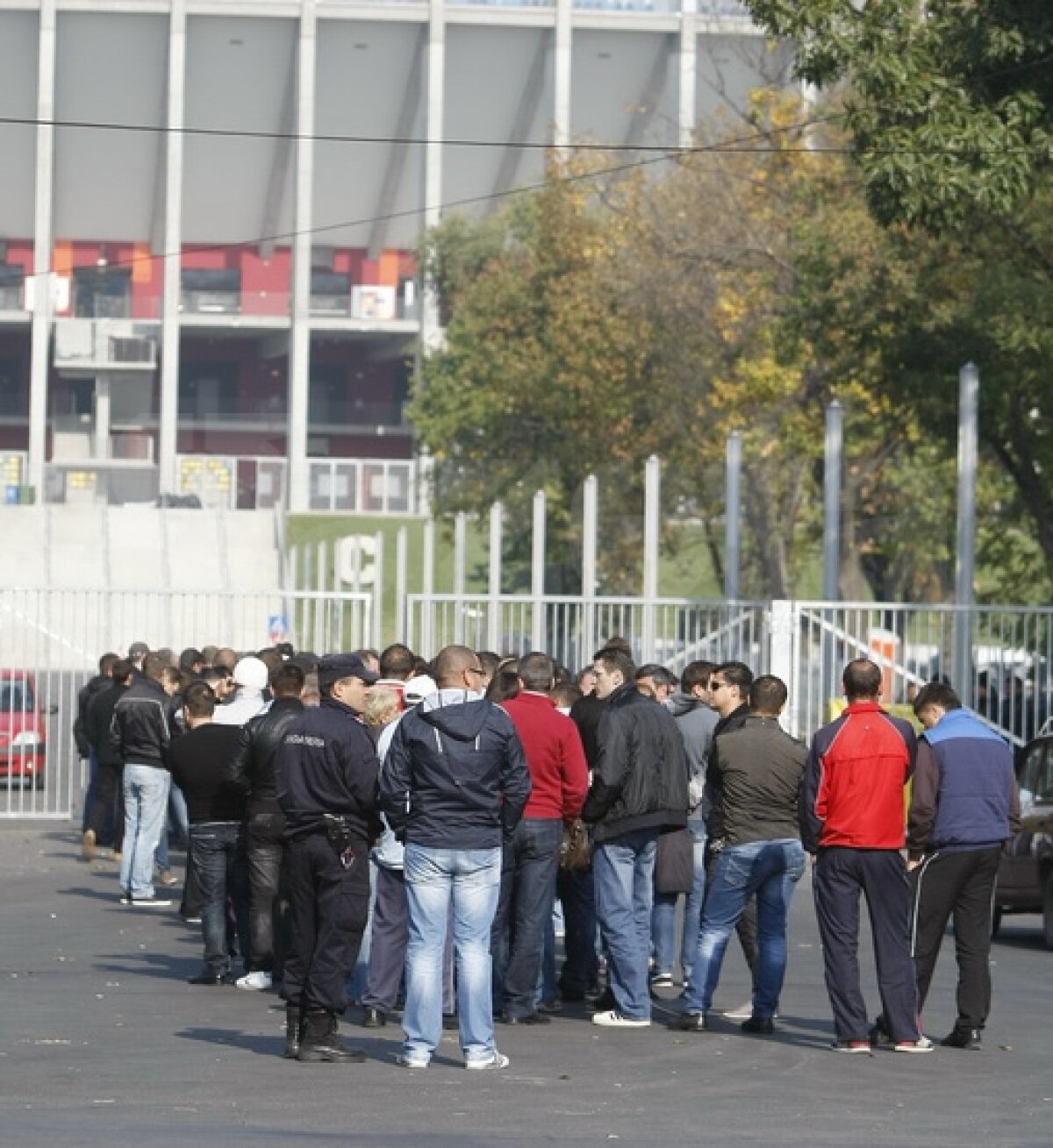 FOTO Foame de derby » Suporterii au făcut coadă la casele de bilete pentru Steaua - Rapid