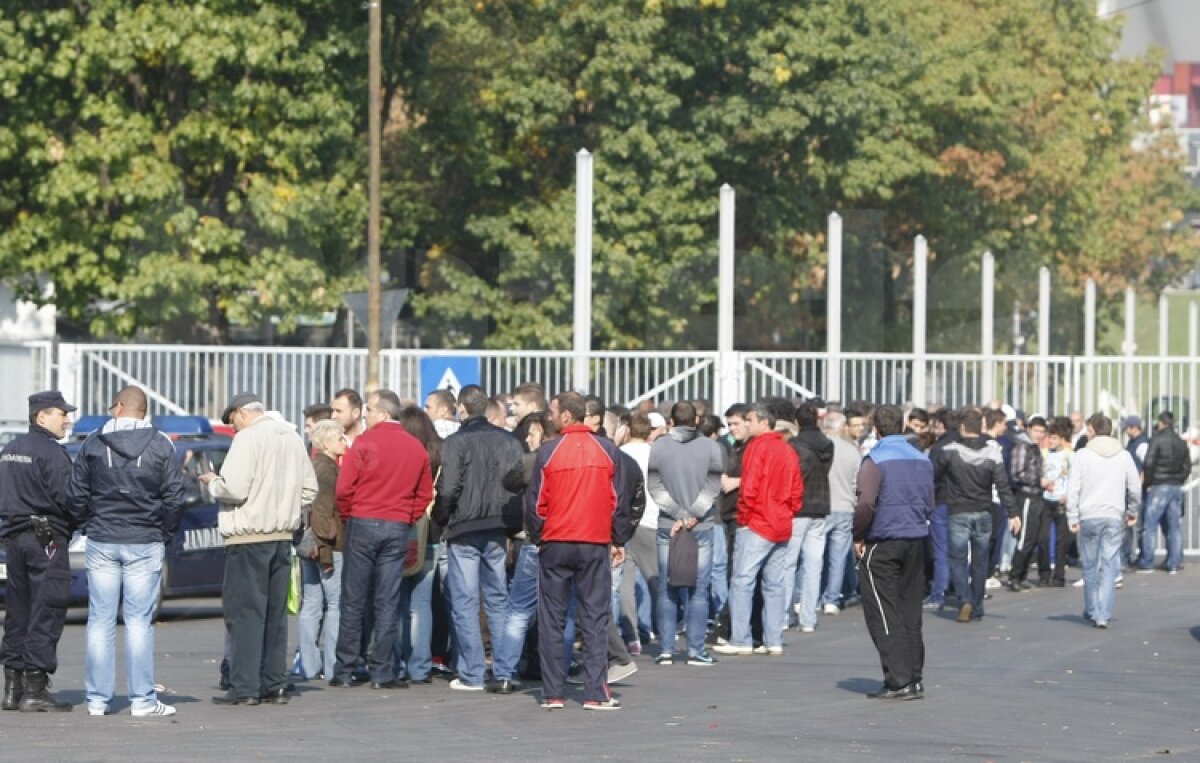 FOTO Foame de derby » Suporterii au făcut coadă la casele de bilete pentru Steaua - Rapid