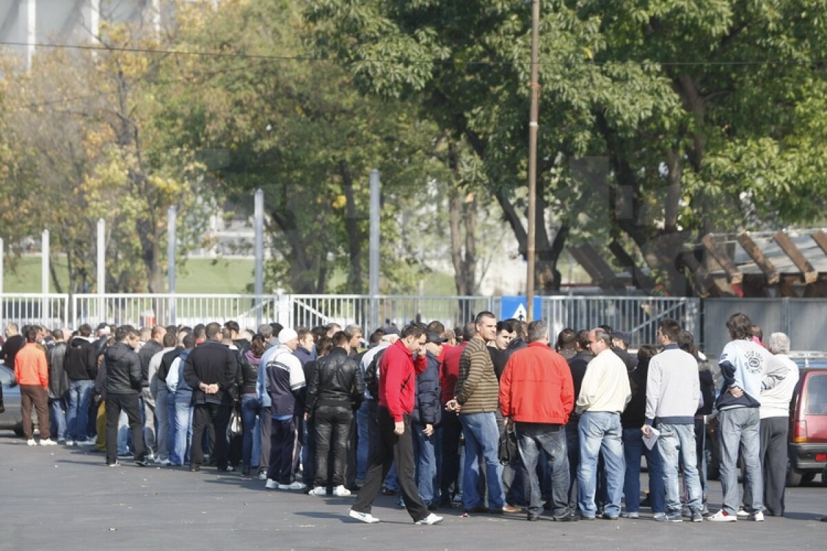 FOTO Foame de derby » Suporterii au făcut coadă la casele de bilete pentru Steaua - Rapid