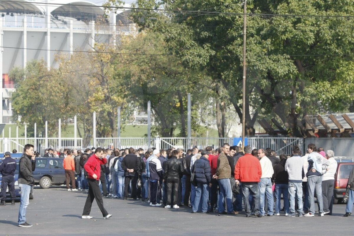 FOTO Foame de derby » Suporterii au făcut coadă la casele de bilete pentru Steaua - Rapid