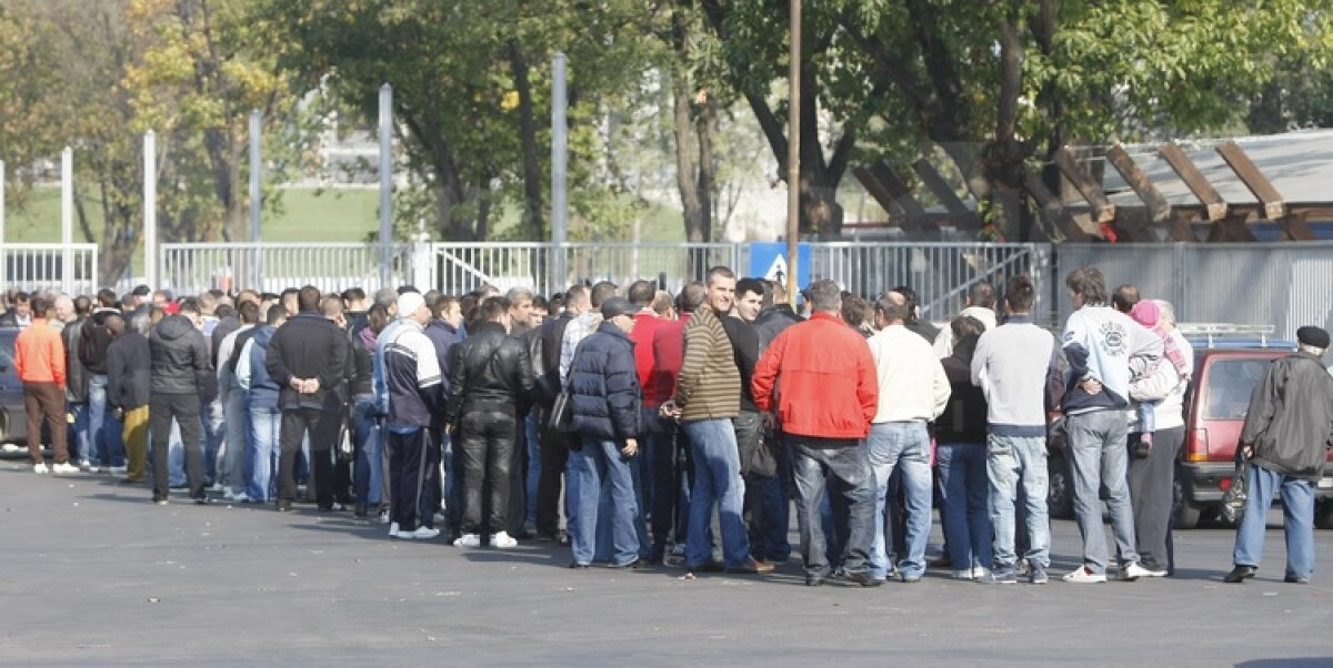 FOTO Foame de derby » Suporterii au făcut coadă la casele de bilete pentru Steaua - Rapid