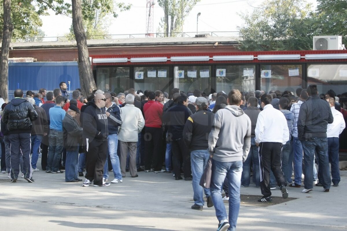 FOTO Foame de derby » Suporterii au făcut coadă la casele de bilete pentru Steaua - Rapid