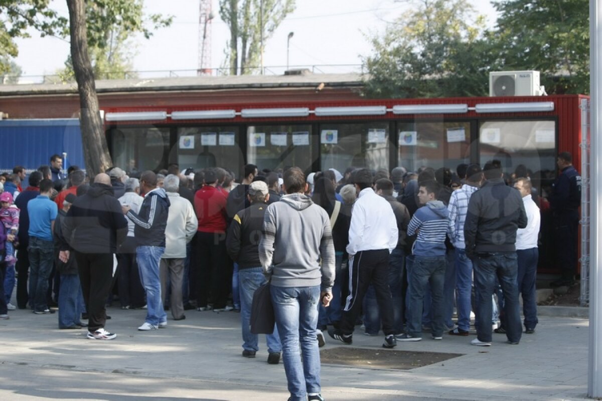 FOTO Foame de derby » Suporterii au făcut coadă la casele de bilete pentru Steaua - Rapid