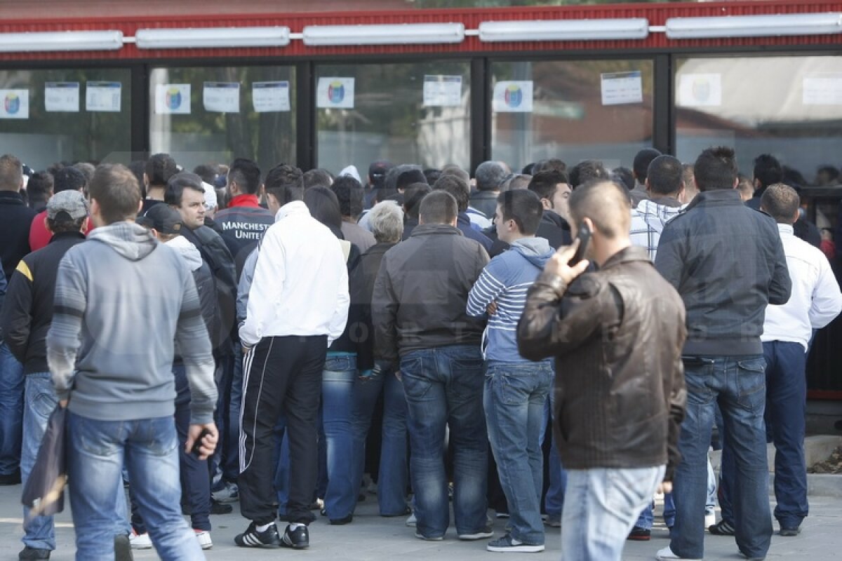 FOTO Foame de derby » Suporterii au făcut coadă la casele de bilete pentru Steaua - Rapid
