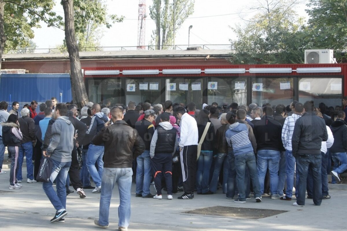FOTO Foame de derby » Suporterii au făcut coadă la casele de bilete pentru Steaua - Rapid