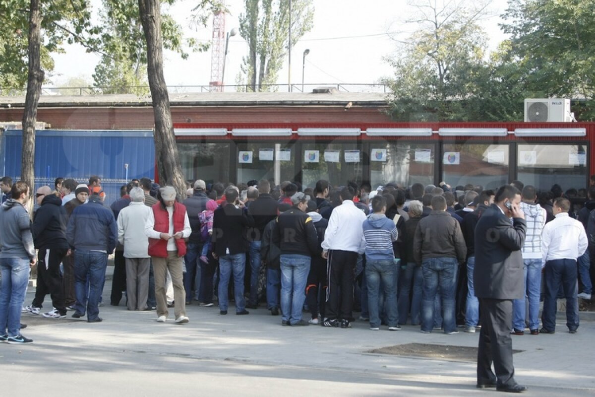 FOTO Foame de derby » Suporterii au făcut coadă la casele de bilete pentru Steaua - Rapid